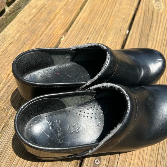 Dansko Clogs size 39, some pealing and scuffing (please look at pictures) - Picture 8 of 10